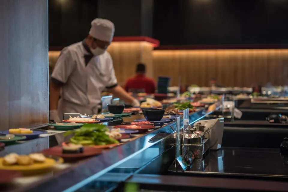 Esteira transportadora sushi em formato oval para sistema Kaiten em restaurante japonês