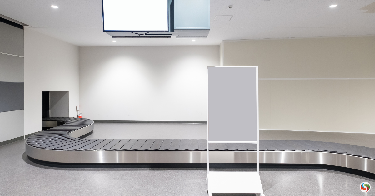 Carrossel de bagagens com placas planas em operação em aeroporto