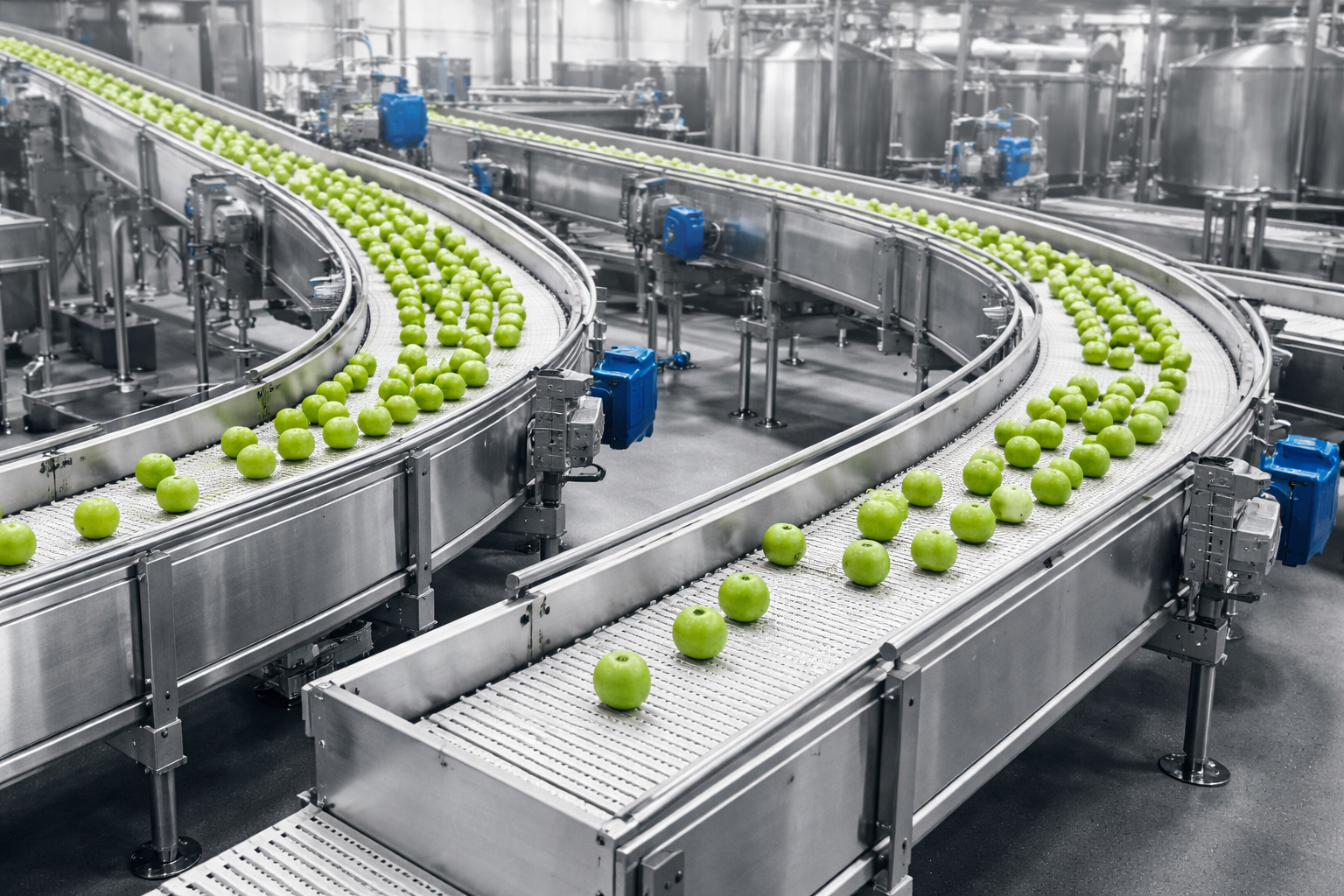Fabricantes de esteiras transportadoras com sistema de esteiras em aço inox operando em linha de produção da indústria alimentícia